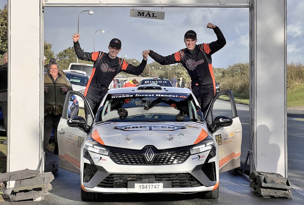 Jacob Pallesen (t.h.) og Kasper Pinholt glæder sig over at vinde deres klasse i Rally Sønderjylland.
(Foto: Privat)